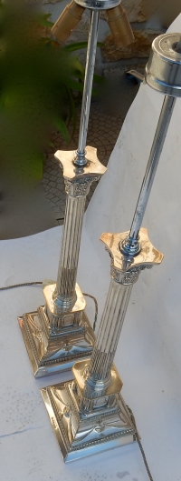 1950/70′ Paire De Lampes En Métal Argenté Style Renaissance Avec Chapiteaux Corinthien