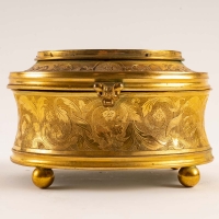 Boite à bijoux en bronze doré, comportant une marine en fixé sous verre, XIXe siècle.