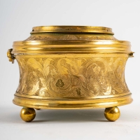 Boite à bijoux en bronze doré, comportant une marine en fixé sous verre, XIXe siècle.