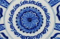 Plat en faïence de Delft en camaïeu de bleu à décor de fleurs XVIIIème siècle