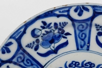 Plat en faïence de Delft en camaïeu de bleu à décor de fleurs XVIIIème siècle