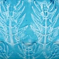 Vase &quot;Fougères&quot; verre blanc patiné bleu de René LALIQUE