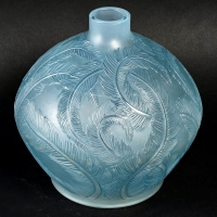 Vase « Plumes » verre opalescent patiné bleu de René LALIQUE