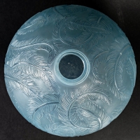 Vase « Plumes » verre opalescent patiné bleu de René LALIQUE