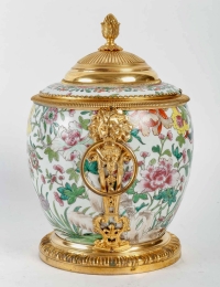 Paire de Pots à Gingembre en Porcelaine de Style Régence circa 1870