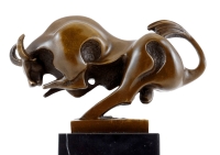 Sculpture en bronze représentant un taureau en mouvement, XXème siècle.