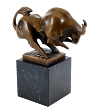 Sculpture en bronze représentant un taureau en mouvement, XXème siècle.