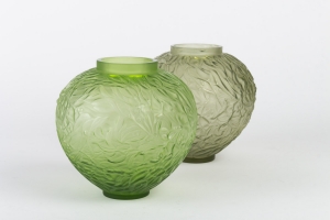 Paire de vases « Gui » verre vert absinthe et vert kaki de René LALIQUE||||||||||
