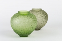 Paire de vases « Gui » verre vert absinthe et vert kaki de René LALIQUE