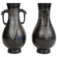 Paire de vases japonais en bronze à décor émaillé