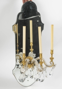 Paire d’appliques en miroir et fer doré et papilles de verre, 1950-1960