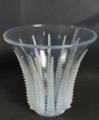 RENE LALIQUE (1860-1945) Vase &quot;Font romeu&quot; opalescent