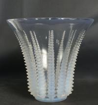 RENE LALIQUE (1860-1945) Vase &quot;Font romeu&quot; opalescent