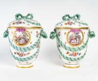 Paire de pots à couvercle, en porcelaine de Berlin de la manufacture KPM, à décor de noeuds et scènes galantes, XIXe siècle.