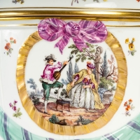 Paire de pots à couvercle, en porcelaine de Berlin de la manufacture KPM, à décor de noeuds et scènes galantes, XIXe siècle.