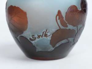 Vase boule à décor de cyclamens signé Emile Gallé