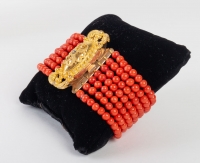 Ensemble de différents colliers, pendentif et bracelet en Corail