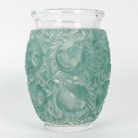 Vase &quot;Bagatelle&quot; verre blanc patiné vert turquoise de René LALIQUE