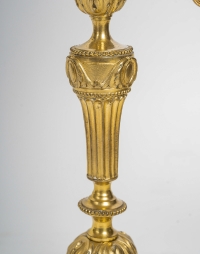Paire de bougeoirs d’époque Louis XVI en bronze finement ciselé et doré montés en lampes