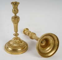Paire de bougeoirs d’époque Louis XVI en bronze finement ciselé et doré montés en lampes