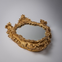 Miroir italien en bois sculpté et doré d&#039;époque Régence