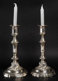 Paire de flambeaux à fûts à pans coupés en bronze argenté époque Régence vers 1720