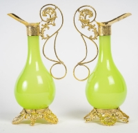 Une paire d&#039;aiguières en opaline et bronze doré époque Napoleon III