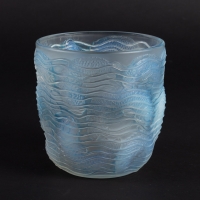 Vase « Dauphins » verre opalescent patiné bleu de René LALIQUE