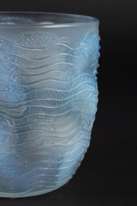 Vase « Dauphins » verre opalescent patiné bleu de René LALIQUE