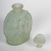 Flacon &quot;Calendal&quot; verre blanc patiné vert de René LALIQUE