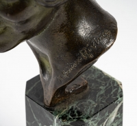 Statuette en bronze, femme sur un socle en marbre vert