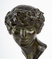 Statuette en bronze, femme sur un socle en marbre vert