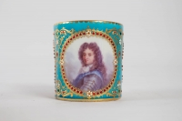 Paire grandes tasses Louis XIV et Louis XV