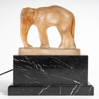 Eléphant, lampe en verre et socle en marbre, XXème siècle