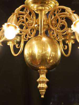 Lustre de style hollandais du 19ème siècle en bronze doré, 5 lumières et 5 bougeoirs, de très belle qualité.