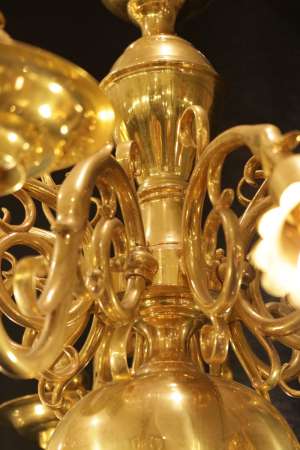 Lustre de style hollandais du 19ème siècle en bronze doré, 5 lumières et 5 bougeoirs, de très belle qualité.