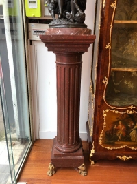 Pourpre palatial- Piédestal en marbre rouge Antique de goût Néo-Grec. XIXe sIècle.