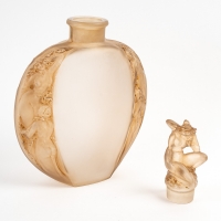 Vase &quot;Méplat Sirènes avec Bouchon Figurine&quot; Verre Blanc Patiné Sépia de René LALIQUE