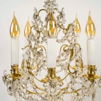 Paire de girandoles de style Louis XVI en bronze doré et décor de cristal vers 1820-1830