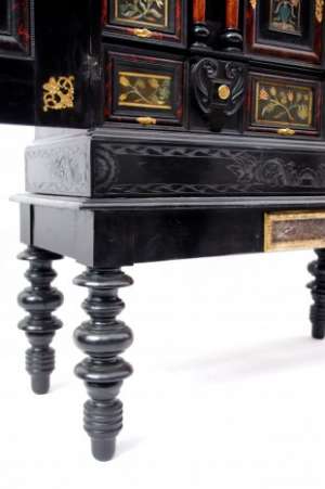 Cabinet italien du XVIIème siècle en ébène et marqueterie de pierres dures