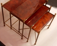 1970′ Série De 3 Tables Gigognes Maison Baguès En Bronze Doré, 3 Plateaux Bakélite Façon Ambré