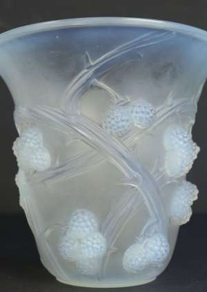 René LALIQUE (1860-1945) Vase Mûres en verre blanc moulé-pressé patiné et opalescent