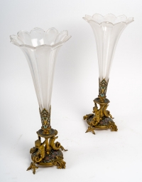 Paire de vases baccarat et base en bronze cloisonné travail du XIXème siècle