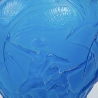 Vase &quot;Archers&quot; verre bleu électrique de René LALIQUE