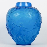 Vase &quot;Archers&quot; verre bleu électrique de René LALIQUE