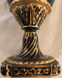 Vase en porcelaine, bleu de Sèvres et bronze doré. Réf: 287.