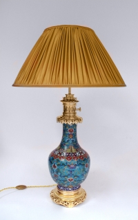Paire de lampes en émaux cloisonnés à fond bleu montées en bronze doré, fin XIXème siècle