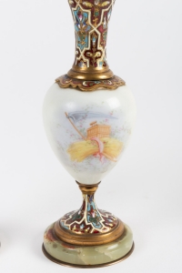 Paire de petits vases en porcelaine de Sèvres 19e siècle Napoléon III