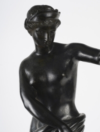 Belle et importante sculpture en ronde-bosse représentant Vénus. Bronze d’édition patiné, travail du XIXe siècle.