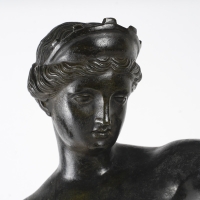 Belle et importante sculpture en ronde-bosse représentant Vénus. Bronze d’édition patiné, travail du XIXe siècle.